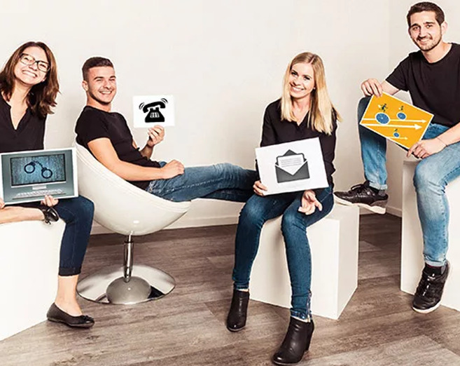 Gruppe von Bewerbern auf einem Sofa sitzend